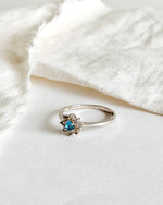 Lade das Bild in den Galerie-Viewer, *925 Sterling Silber* Vintage Ring Flower Blau (18/58)
