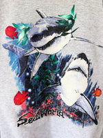 Lade das Bild in den Galerie-Viewer, Sweater 80s Sea World Hai Print (XL)
