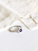 Lade das Bild in den Galerie-Viewer, *925 Sterling Silber* Vintage Ring Kristall Lila (50/10)
