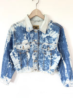Lade das Bild in den Galerie-Viewer, Cropped Jeansjacke 90s Batik (S)
