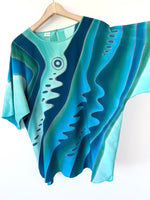 Lade das Bild in den Galerie-Viewer, *Seide* Bluse Handprinted Maritim Blau (XL)
