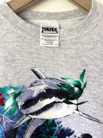 Lade das Bild in den Galerie-Viewer, Sweater 80s Sea World Hai Print (XL)
