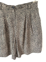 Lade das Bild in den Galerie-Viewer, Bermuda Shorts 80s Leo Print (L-XL)
