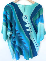 Lade das Bild in den Galerie-Viewer, *Seide* Bluse Handprinted Maritim Blau (XL)
