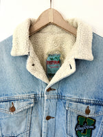Lade das Bild in den Galerie-Viewer, Sherpa Jeansjacke 80s Patch Teddy (M-L)
