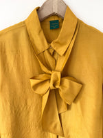 Lade das Bild in den Galerie-Viewer, *Seide* Bluse 80s Schleife Senfgelb (L)
