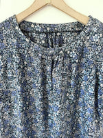 Lade das Bild in den Galerie-Viewer, *Seide* Bluse Blümchen Print Knoten (L-XL)
