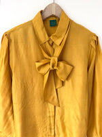 Lade das Bild in den Galerie-Viewer, *Seide* Bluse 80s Schleife Senfgelb (L)
