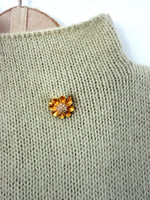 Lade das Bild in den Galerie-Viewer, *Alpaka Wolle* Pullunder Mint Blumen Brosche (M)
