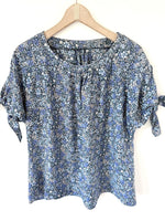 Lade das Bild in den Galerie-Viewer, *Seide* Bluse Blümchen Print Knoten (L-XL)
