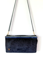 Lade das Bild in den Galerie-Viewer, Wildleder Tasche 70s Blau Clutch
