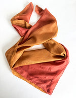 Lade das Bild in den Galerie-Viewer, *Seide* Tuch 80s Handpainted Rost Orange
