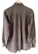 Lade das Bild in den Galerie-Viewer, *Seide* Bluse Premium Basic Dunkelbraun (M-L)
