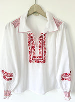 Lade das Bild in den Galerie-Viewer, RARE 70s Bluse Handmade Ungarische Stickerei Rot (L)
