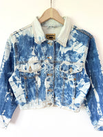 Lade das Bild in den Galerie-Viewer, Cropped Jeansjacke 90s Batik (S)

