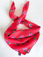 Lade das Bild in den Galerie-Viewer, *Seide* Tuch 80s Rosen Print Rot
