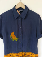 Lade das Bild in den Galerie-Viewer, *Kupferseide* Bluse Leo Print Marineblau Blockstreifen (L)
