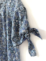 Lade das Bild in den Galerie-Viewer, *Seide* Bluse Blümchen Print Knoten (L-XL)
