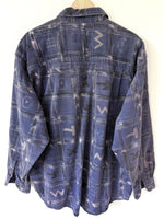 Lade das Bild in den Galerie-Viewer, Cord Hemd 90s Lilac Grafic Print (XL)
