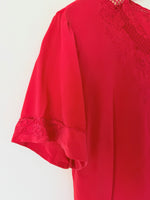 Lade das Bild in den Galerie-Viewer, *Seide* Bluse Loch Stickerei Rot (M-L)
