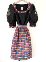 Lade das Bild in den Galerie-Viewer, *Wiesn Kollektion* RARE Dirndl Kleid Wildseide Blumen Stick (L)
