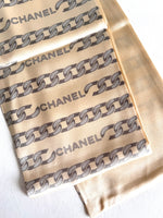 Lade das Bild in den Galerie-Viewer, *Chanel* Tuch Schal Seide Champagner
