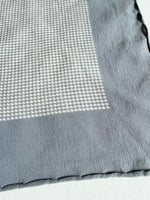 Lade das Bild in den Galerie-Viewer, *Seide* Tuch 80s Streifen Dots Rauchblau
