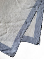 Lade das Bild in den Galerie-Viewer, *Seide* Tuch 80s Streifen Dots Rauchblau
