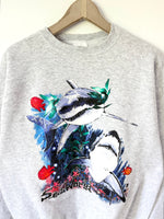 Lade das Bild in den Galerie-Viewer, Sweater 80s Sea World Hai Print (XL)
