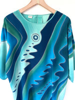Lade das Bild in den Galerie-Viewer, *Seide* Bluse Handprinted Maritim Blau (XL)
