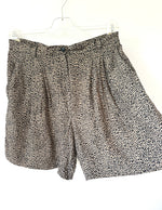 Lade das Bild in den Galerie-Viewer, Bermuda Shorts 80s Leo Print (L-XL)
