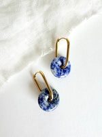 Lade das Bild in den Galerie-Viewer, Creolen Gold Naturstein Sodalith Blau
