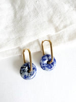 Lade das Bild in den Galerie-Viewer, Creolen Gold Naturstein Sodalith Blau
