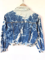 Lade das Bild in den Galerie-Viewer, Cropped Jeansjacke 90s Batik (S)
