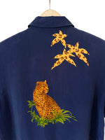 Lade das Bild in den Galerie-Viewer, *Kupferseide* Bluse Leo Print Marineblau Blockstreifen (L)
