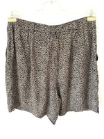 Lade das Bild in den Galerie-Viewer, Bermuda Shorts 80s Leo Print (L-XL)
