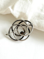 Lade das Bild in den Galerie-Viewer, *925 Sterling Silber* Vintage Brosche Onyx

