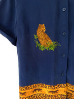 Lade das Bild in den Galerie-Viewer, *Kupferseide* Bluse Leo Print Marineblau Blockstreifen (L)

