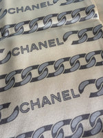 Lade das Bild in den Galerie-Viewer, *Chanel* Tuch Schal Seide Champagner
