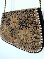 Lade das Bild in den Galerie-Viewer, Samttasche 70s Bohemian Stick Perlen

