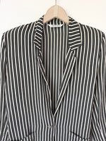 Lade das Bild in den Galerie-Viewer, *Seide* Blazer Nadelstreifen Schwarz Weiß (S-M)
