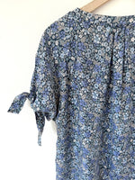 Lade das Bild in den Galerie-Viewer, *Seide* Bluse Blümchen Print Knoten (L-XL)
