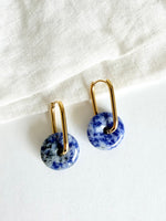 Lade das Bild in den Galerie-Viewer, Creolen Gold Naturstein Sodalith Blau
