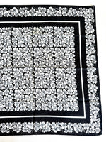Lade das Bild in den Galerie-Viewer, Tuch 70s Blumen Schwarz Weiß
