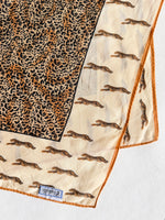 Lade das Bild in den Galerie-Viewer, *Seide* Tuch 80s Leo Animal Print
