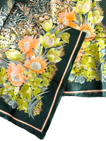 Lade das Bild in den Galerie-Viewer, *Seide* Tuch 80s Blumen Apricot Grün
