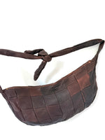 Lade das Bild in den Galerie-Viewer, Ledertasche 80s Halbmond Braun XL
