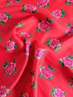 Lade das Bild in den Galerie-Viewer, *Seide* Tuch 80s Rosen Print Rot
