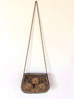 Lade das Bild in den Galerie-Viewer, Samttasche 70s Bohemian Stick Perlen
