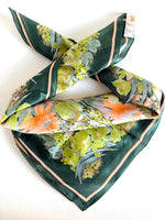 Lade das Bild in den Galerie-Viewer, *Seide* Tuch 80s Blumen Apricot Grün
